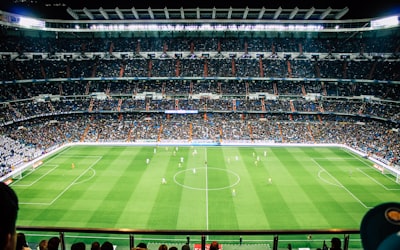 葡萄牙队球星C罗在训练中射门的精彩瞬间